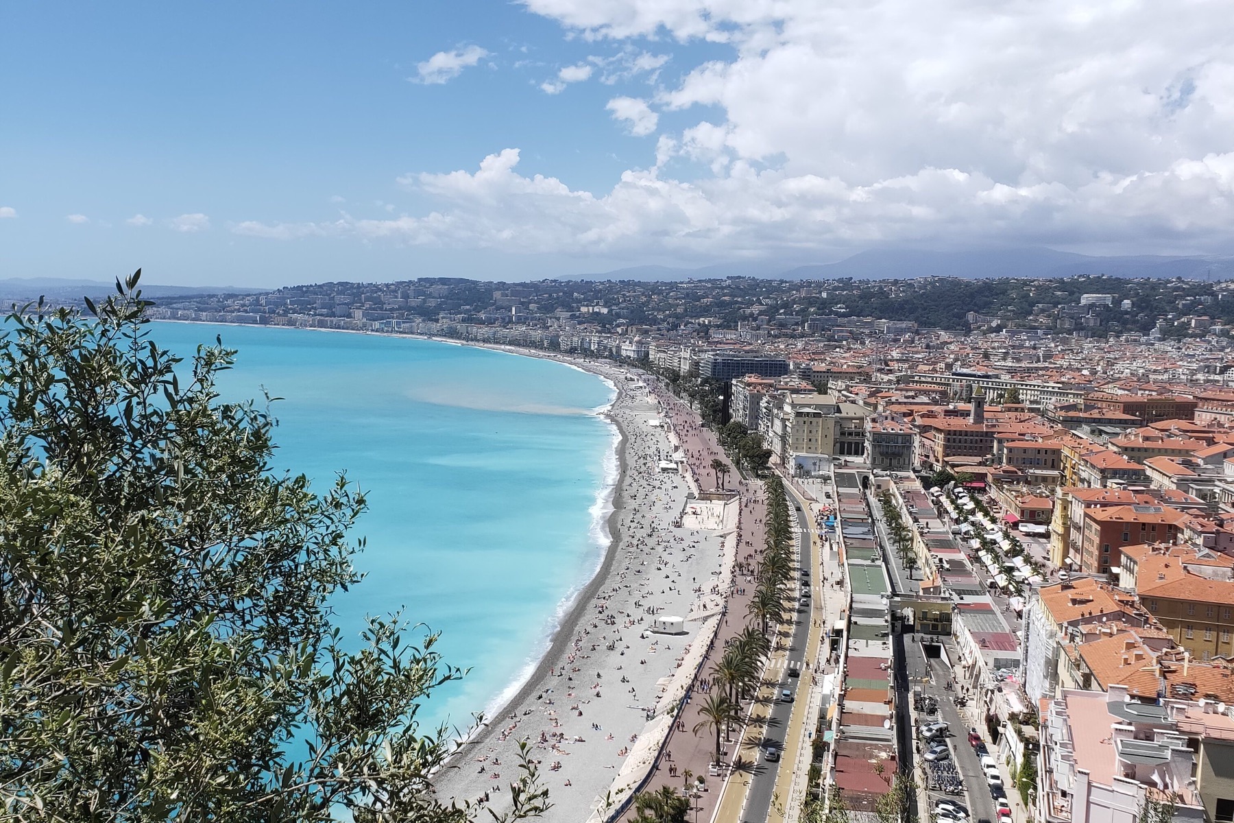 Nice, la baie des Anges et le littoral de la Côte d’Azur vus depuis les hauteurs