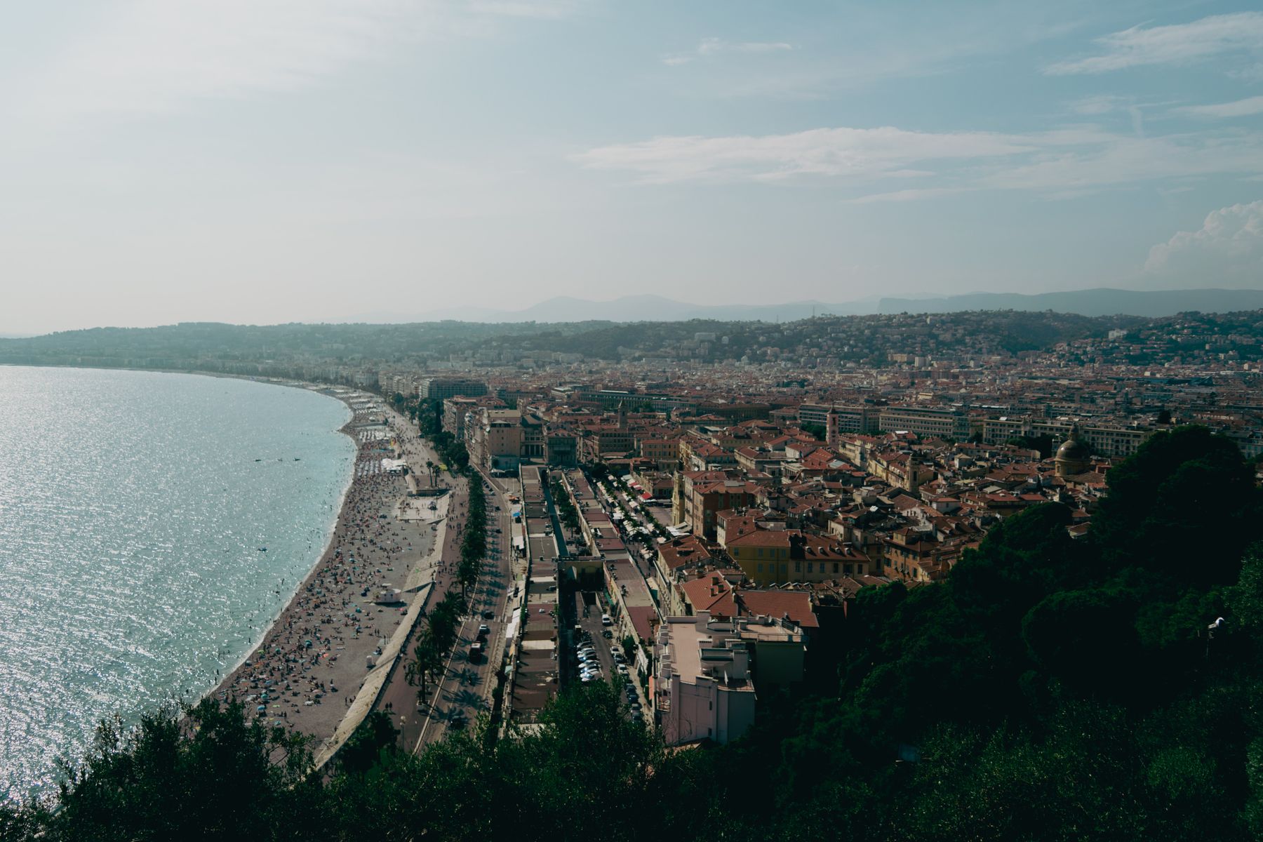 La baie des Anges, la vieille ville et le littoral de Nice vus depuis les hauteurs